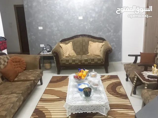 طقم كنب بحاله جيده للبيع بسعر مميز تم تنزيل السعر الى 60 بدلا من 90 للبيع المستعجل