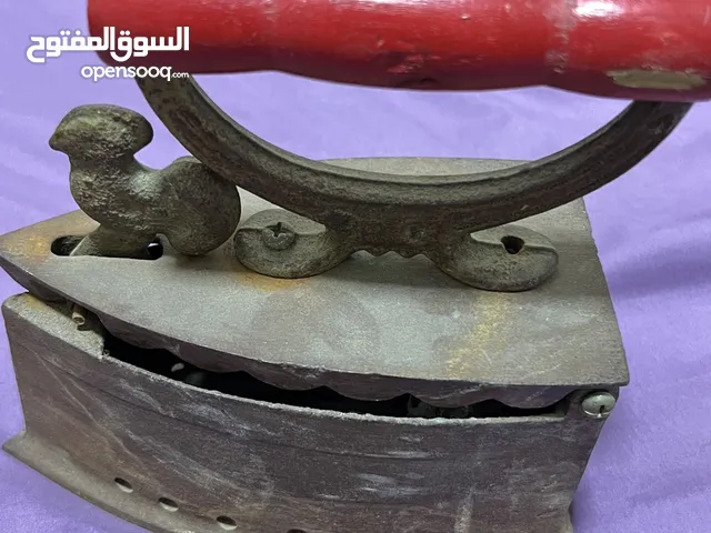 كوايه فحم قديمه وأشرطة فيديو قديمه وعملات