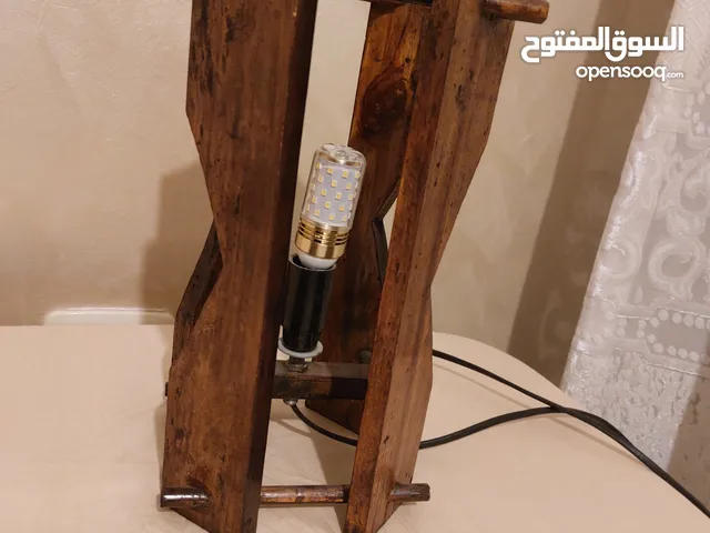 معلقات عدد(2) بحالة ممتازة استعمال قليل وتيبل لامب خشب