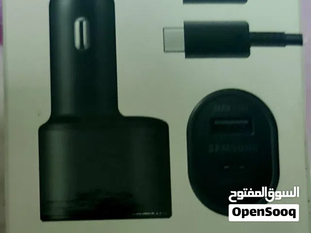 شاحن سيارة سامسونج مزدوج، بقدرة إجمالية 60 واط.  يحتوي على منفذ USB-C سريع بقدرة 45 واط ومنفذ USB-A