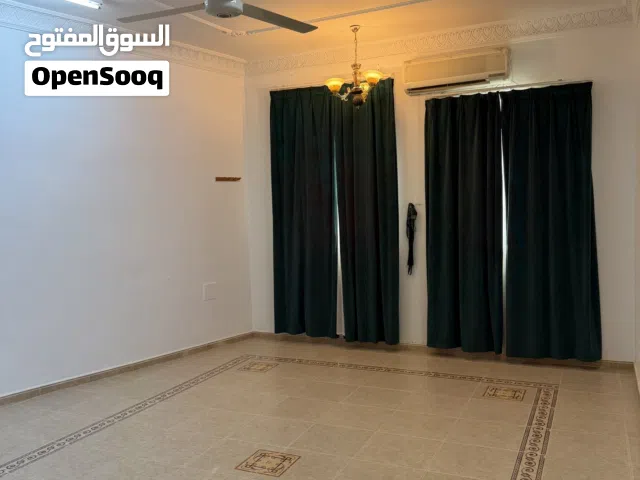 بيت طابقين بسعر مناسب وقريب من سوق نزوى( فرصه للي يبغى يذخر لفتره معينه وبعدها يبيع )
