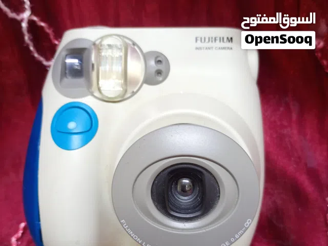 للبيع كاميرا فورية من ماركة fujifilm بسعر لا يفوت و قابل للتفاوض للجادين في الشراء