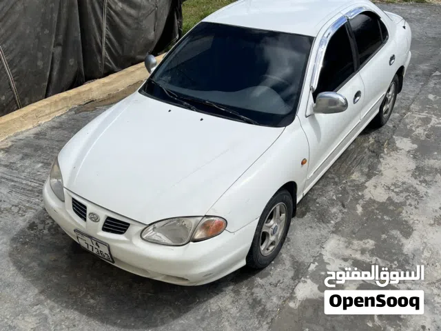 2000 هيونداي افانتي Standard