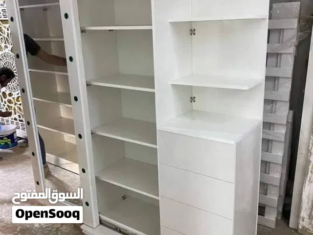 ميز مع مرايه  نظيف قليل استعمال