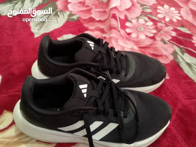 حذاء رياضي اصلي من شركه اديدس يصلح للاولاد والبنات مقاس 37 وتلت صناعه اندونيسيا