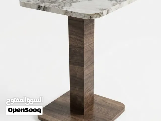 طاولة جانبية عصرية بتصميم أنيق وعملية في نفس الوقت.