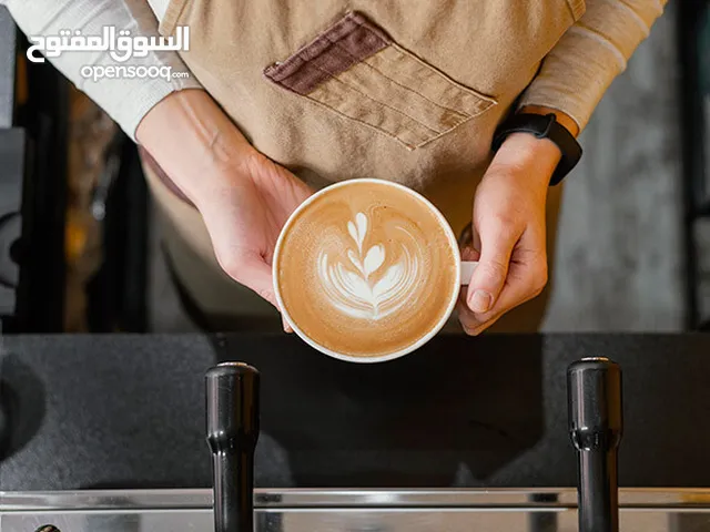 باريستا مع خبره مشروبات ساخنه وبارده