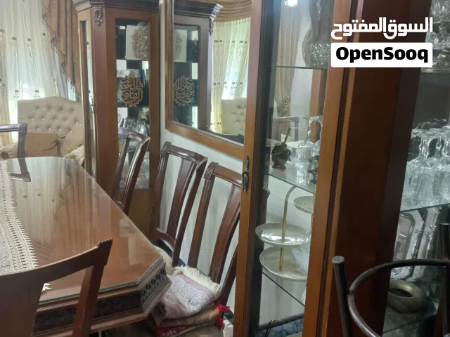 طقم ضيوف مصري مع الطربيزات مع طاولة سفره و 8 كراسي وفضيتين للبيع