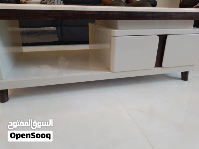 طاولة متوسطة