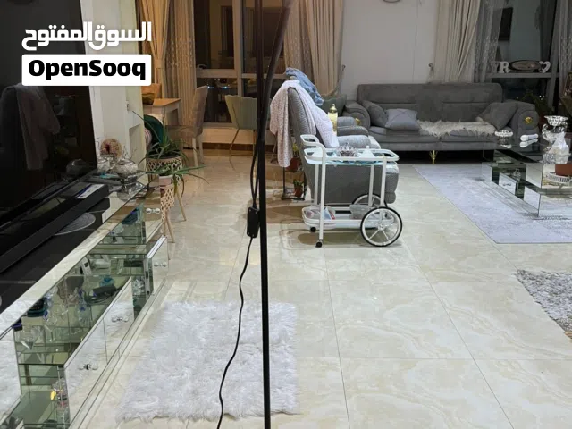 اضاءة خارجية متكون من مصابحين كبير و صغير تعمل على الكهرباء لا مشاكل