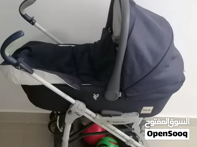 عربة أطفال نوعية ممتازة في حالة جيدة جدا للبيع مع سيكل و سيارة لعبة للأطفال.