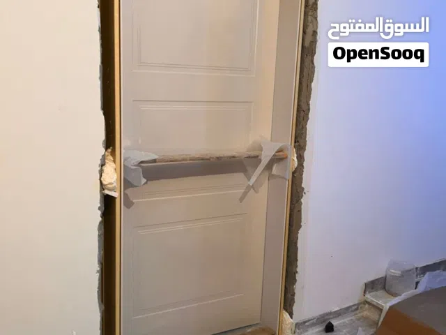 نجار متنقل فني نجاره صيانة للابواب و النوافد الخشبيه و فك و تركيب الاثاث المنزلي و المكتبي