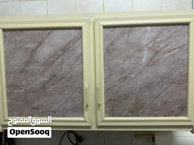 خزانة مطبخ قابلة للتعليق بحالة ممتازة بيعة سريعة بسبب السفر النهائي