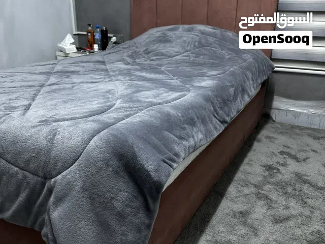 تخت للبيع استعمال خفيف مفرد ونص