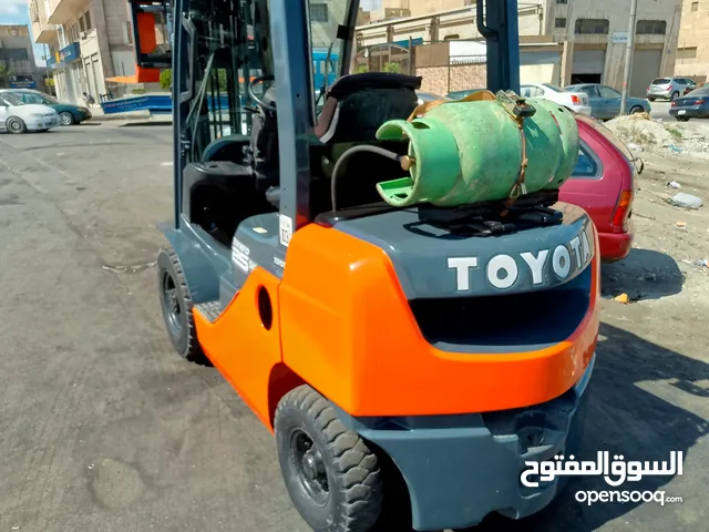 رافعة شوكية نوع تيوتا حمولة 2طن ونص للبيع