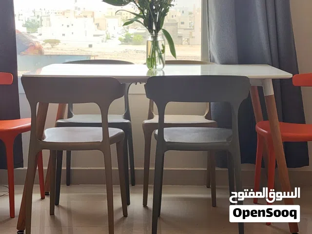 طاولة طعام بحالة جيدة جدا مع 6 كراسي