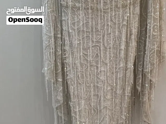 بدلة ازياء الملكة لون سكري نمرة 38 ملبوس لبسة واحدة فقط للبيع