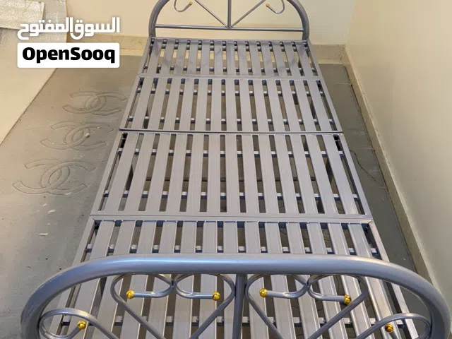 سرير حديد خفيف قابل للطي مع مرتبة نظيفة مغلفة على مقاس السرير