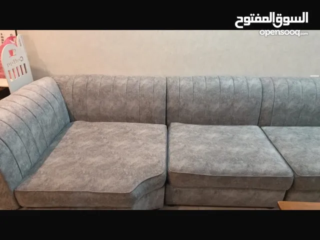 كنب جديد ومتين وقوي باللون الرمادي للبيع