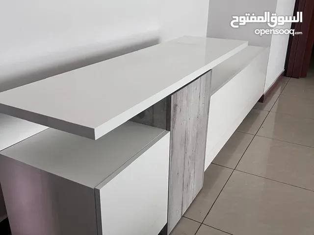 طاولة تلفزيون لامنيت لون ابيض بحالة الجديد مع وحدات تخزين