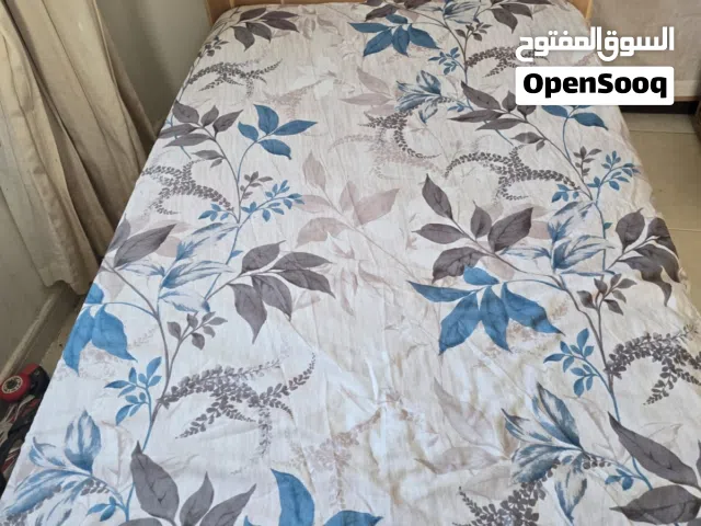 سرير أطفال خشب مع المرتبة بحالة ممتازة. Wooden crib in excellent condition with mattress