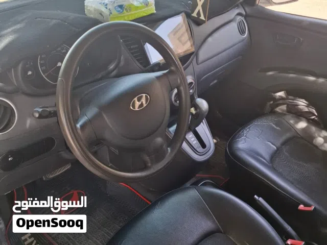 هيونداي اي 10 موديل 2014 اللون ابيض ماشيه 68000 كير اوتوماتيك رقم دولي جديد ويل كب كشن جلد ومخمل