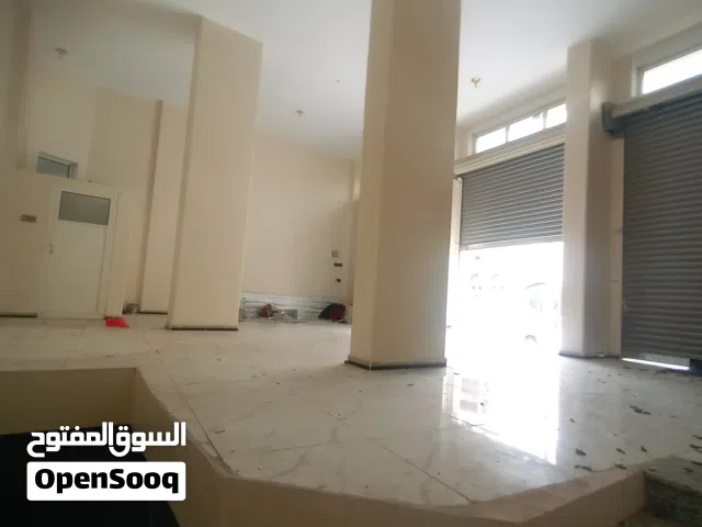محلات وبدروم للإيجار ثلاث فتحات مخازن سوبر ماركت