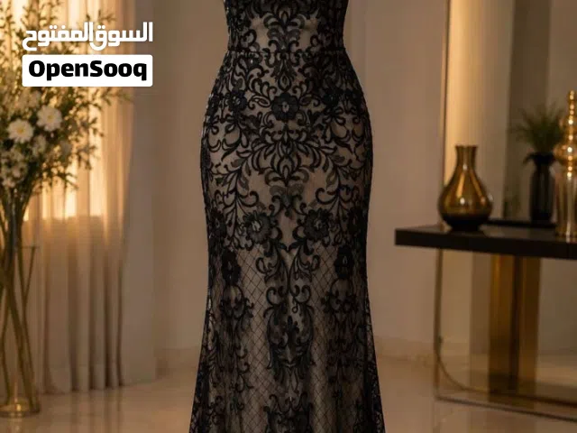 فستان سهرة الدانتيل الأسود مع بطانة باللون الزهري من لبنان