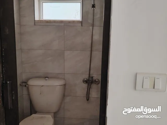 مستودع و محل مقسم بمنطقه حيوية للايجار بدر الجديده