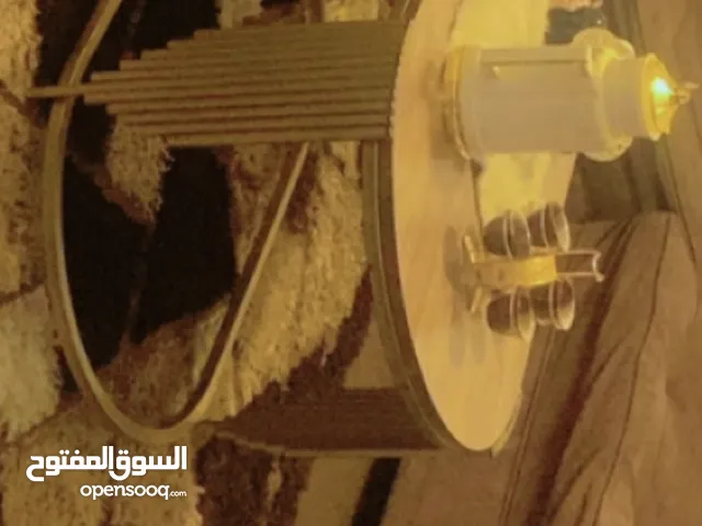 طاولة وسط تفصيل حديد وخشب ثقيل