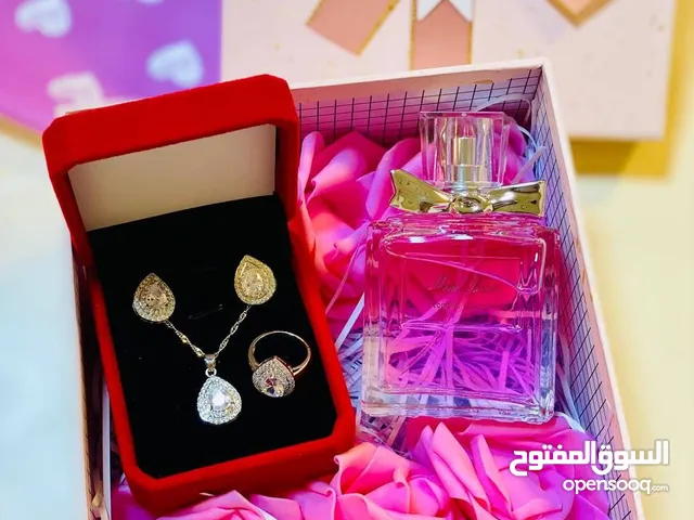 قلاده مع تراجي و محبس وعطر وباقه ورد شال