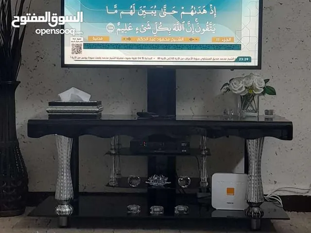 طاوله تلفزيون ممتازه ونظيفه