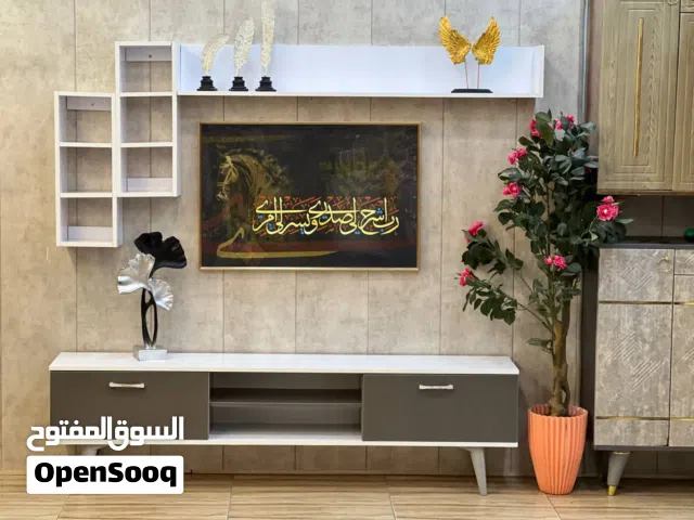 ميز شاشة مع رفوف