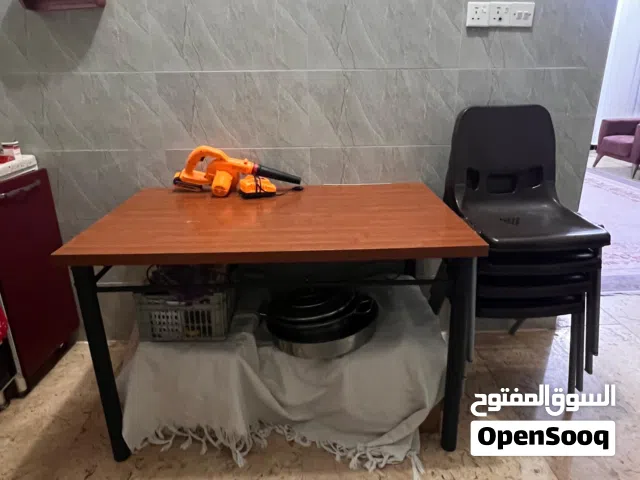 Dining table and 5 chairsطاولة طعام و5 كراسي