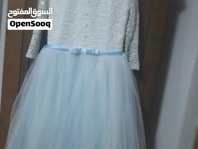 فستان بناتي أنيق جداً بلون أبيض مع تول سماوي ناعم