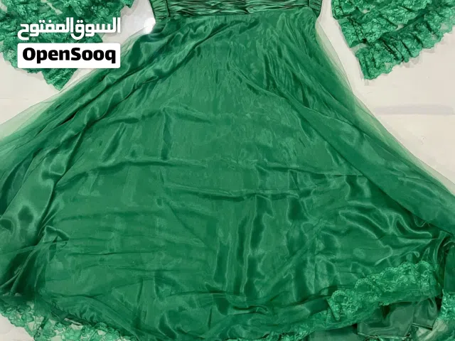 فستان اخضر زمردي