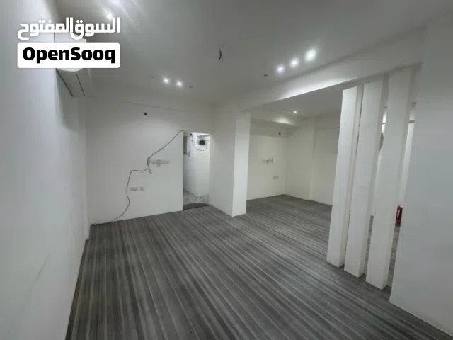 شقة للإيجار تصلح مكتب إداري غرفتين وصالة بالمعبيلة قريب دوار الصفاء