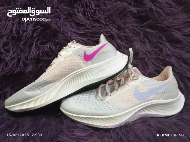 جوتي نايك اصلي 100% مقاس 41 استعمال 3 ايام فقط سبب البيع المقاس صغير سعر الجوتي الجديد 45 دينار
