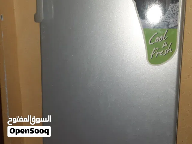 ثلاجة باب واحد بحالة جيدة وتبريد ممتاز، نظيفة وتشتغل بدون مشاكل، مناسبة للغرفة أو الشقة أو المكتب. ا