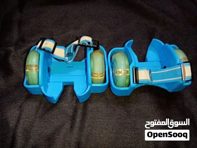 زلاجات كعب ضوئية   تثبت على كعب الحذاء باستخدام الأشرطة.  تتميز بعجلات شفافة مضاءة.  مصنوعة