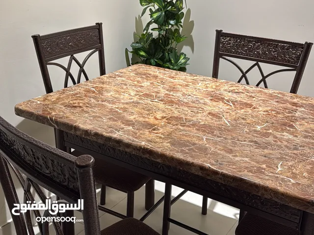 طاولة سفرة 4 كراسي و كنب 3 قطع و طاولة تلفزيون للبيع بسسعر كويس