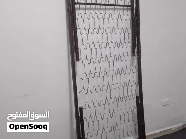 تخت نظيف بسعر مغري قابل للطي