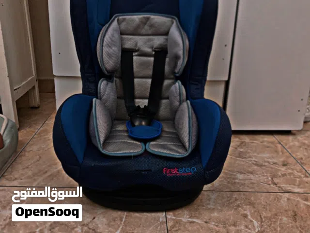 كرسي سيارة للأطفال شبه جديد