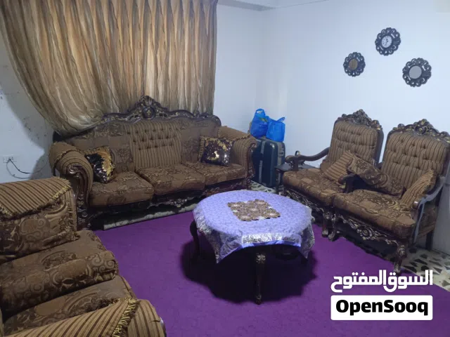 طقم كنب و طاولة وسطية و موكيت 4*5 مستعمل و بحالة جيدة