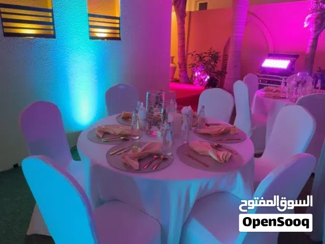 كراسي وطاولات لتنظيم الحفلات والمناسبات