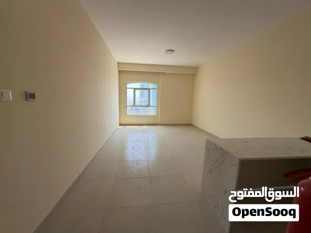أول ساكن كورنيش عجمان أول صف ع البحر  إطلالة بحرية مفتوحة  غرفتين وصالة ماستر (3 حمام)  باركنج