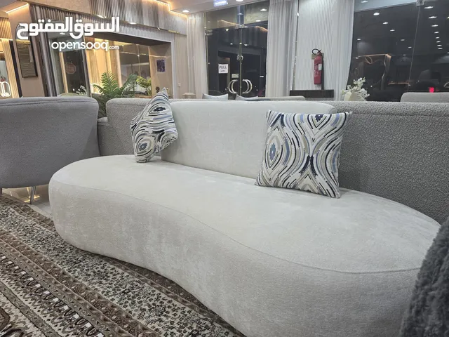 2 كنب كل كنبة ثلاث اشخاص جودة ممتازة مع كرسي امكانية اخذ قطعة واحدة او اكثر