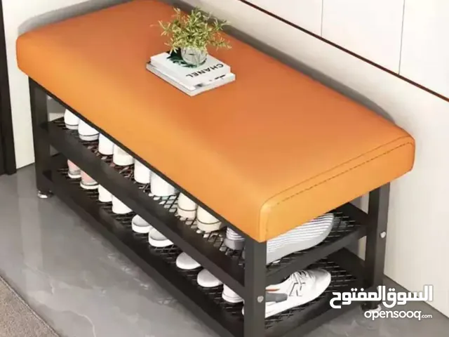 كرسي مريح مع مقعد مبطّن باللون البرتقالي  وإطار معدني قوي باللون الأسود مصمم ليجمع بين الراحة وتنظيم