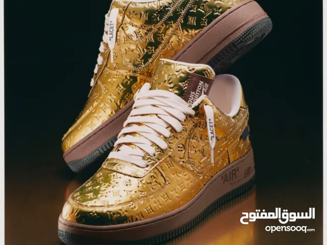 ￼  هذا حذاء رياضي من طراز Louis Vuitton x Nike Air Force 1 Low باللون الذهبي المعدني.   (حبة نادرة)