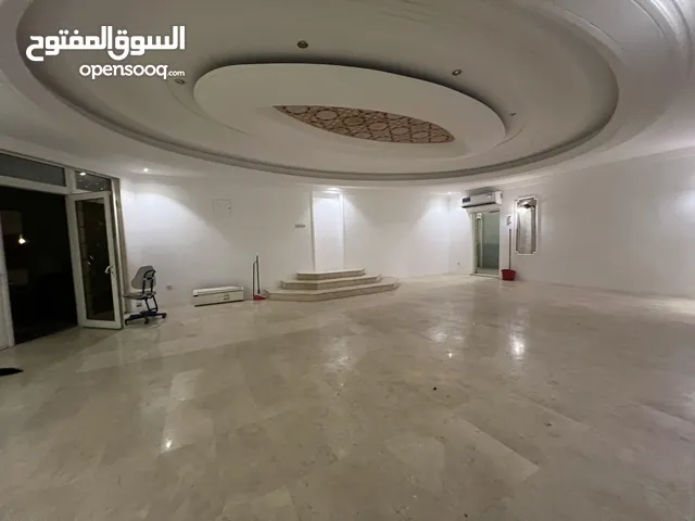 للايجار شقة غرفتين وصاله شامل المياه والكهرباء والصيانة + غرفه خادمه + غرفه غسيل + مخزن + خزائن